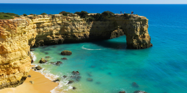 Why is it great to visit the Algarve in November?