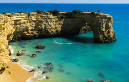 Why is it great to visit the Algarve in November?